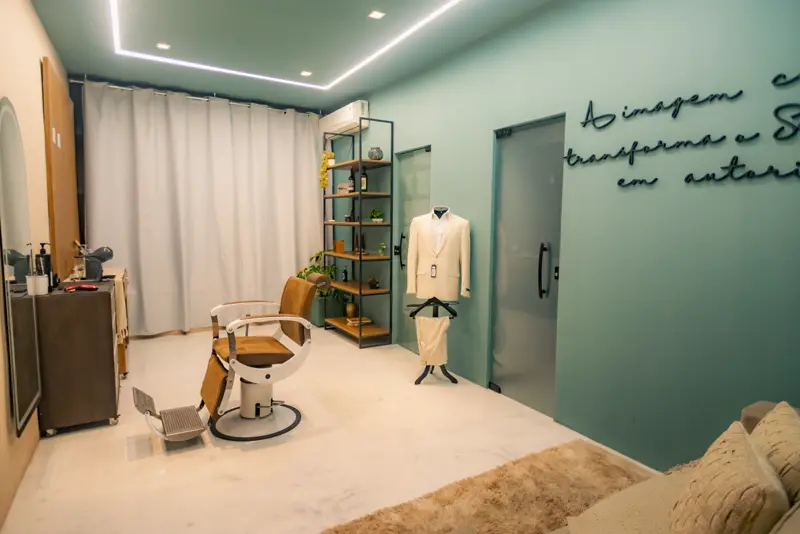 Espaço de atendimento com parede verde e frase decorativa